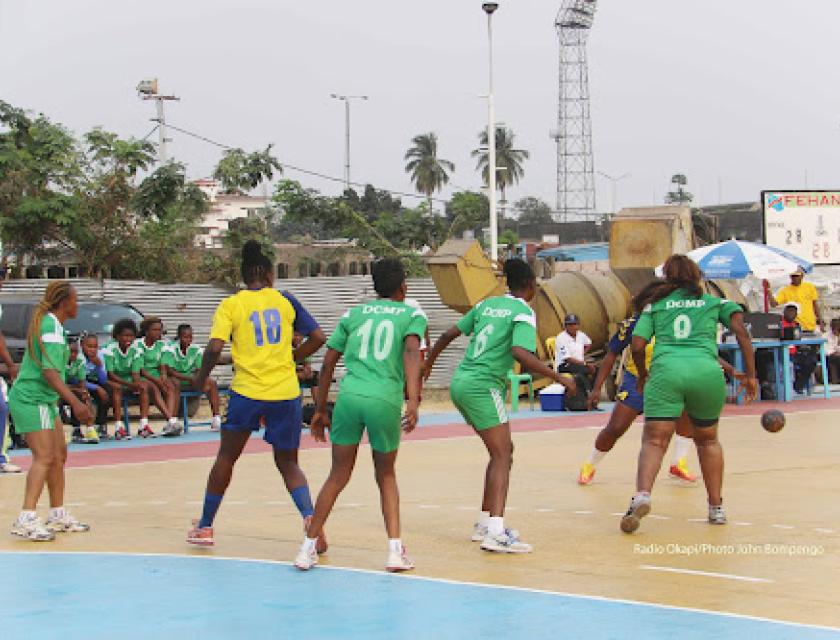 Les joueurs de handball lors des matchs d’ouverture de la 35e Coupe du Congo d’handball au terrain annexe du stade Tata Raphaël de Kinshasa, le 23/08/2018.PH/ Radio Okapi