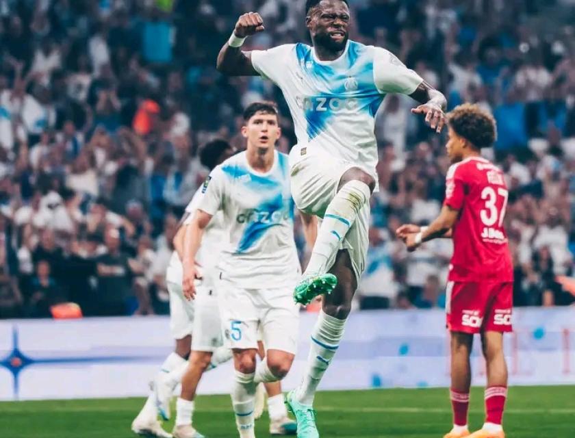 Chancel Mbemba en train de célébrer son but. 