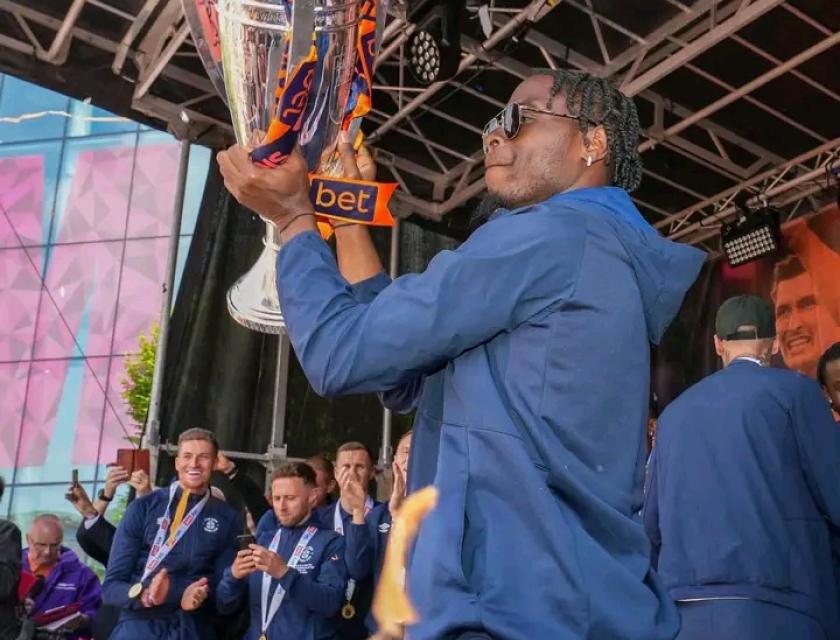 Pelly Mpanzu lors de la présentation du titre aux fans de Luton Town. 