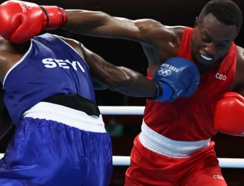 Le boxeur congolais David Tshama (à droite), aux Jeux olympiques de Tokyo 2021. 