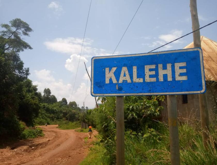 Panneau de guide place à l'entré du territoire de Kalehe. 