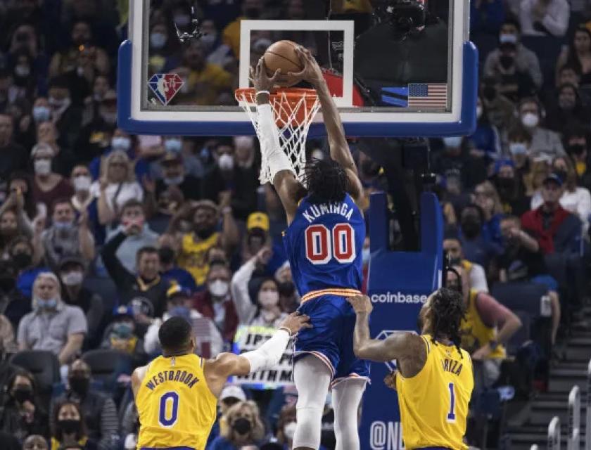 Jonathan Kuminga des Warriors martèle un dunk à deux mains emphatique contre les Lakers. 