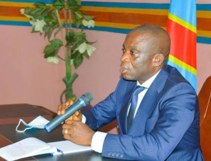 Afani Idrissa dans son bureau entrain de s'exprimer au micro 