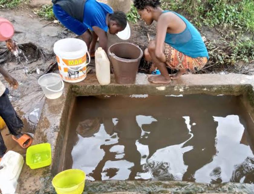 Des jeunes gens en train de puiser l'eau 