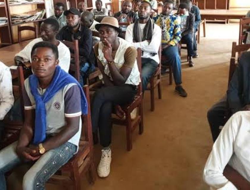 Les membres de l'ONG Lisanga Pona Congo ya Sika assis,  écoutant un intervenant 