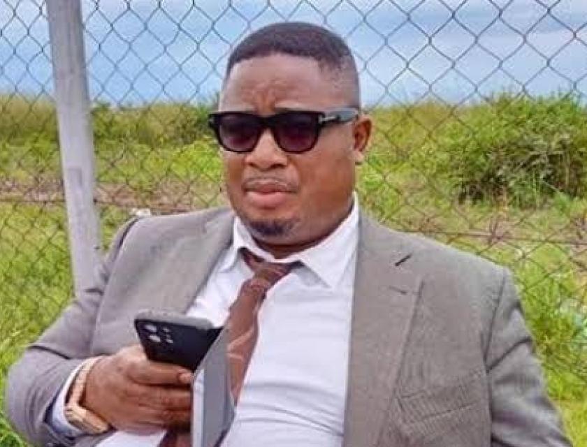 Kibundulu kazadi , nouveau secrétaire de la FECOFA , assis 