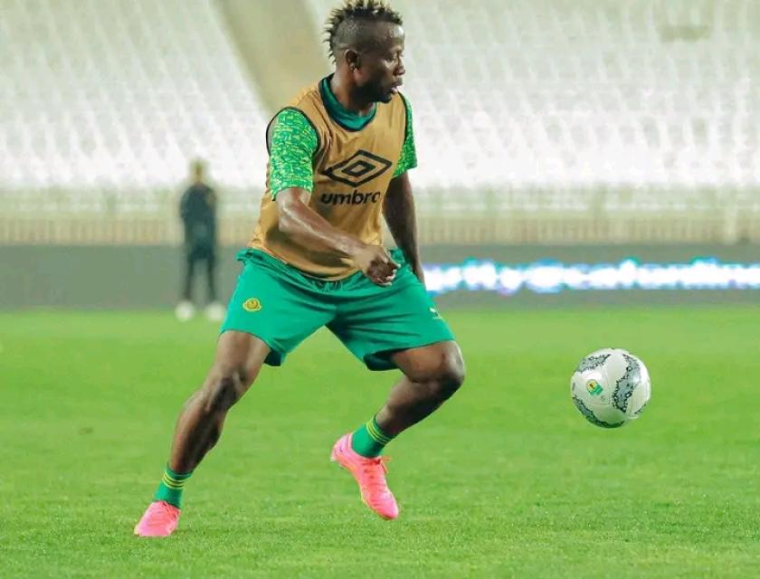 Djuma Shabani, le défenseur congolais lors de l'entraînement d'avant match en Algérie,Ph. Com. young Africans