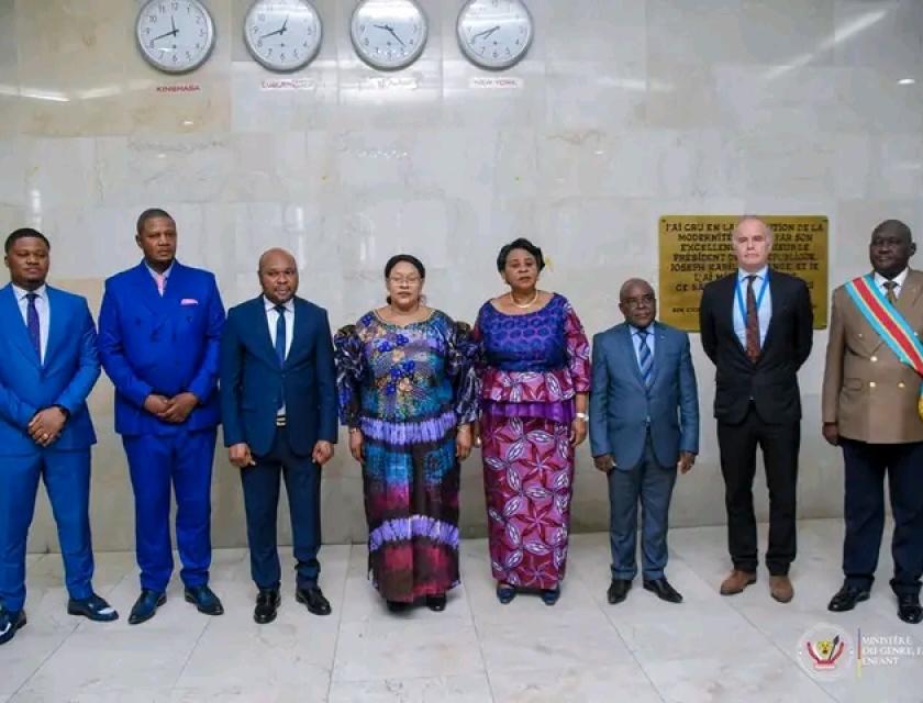 Photo de famille entre la ministre du genre famille et enfant et ses partenaires 