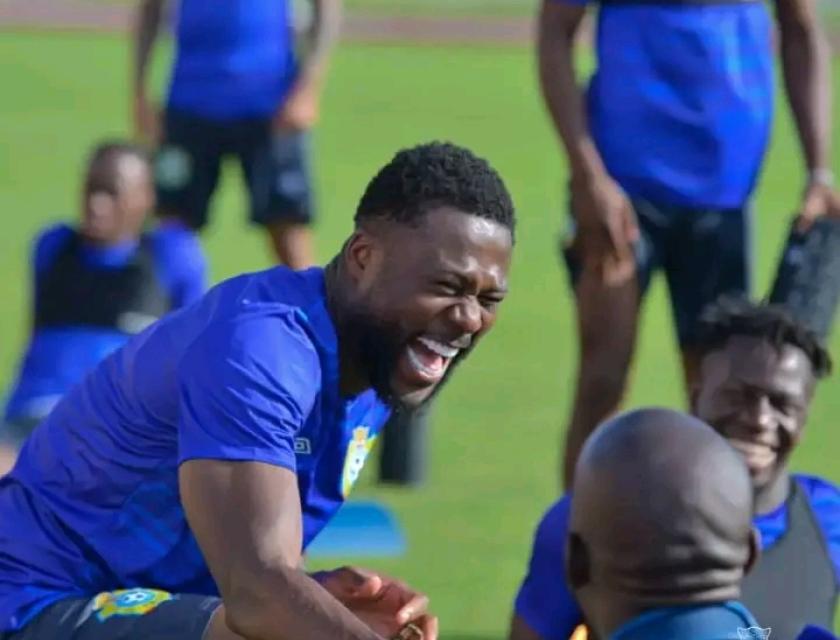 Chancel Mbemba ( tout souriant) lors de l'entraînement de Léopards le dimanche 11 juin à Douala au Cameroun, Ph. FECOFA 