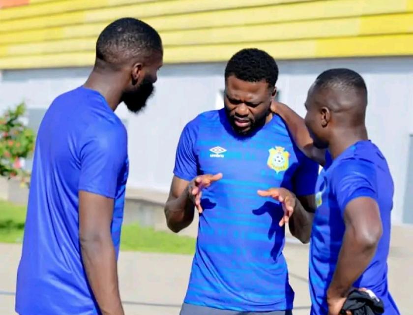 À Douala au Cameroun pendant une séance d'entraînement des Léopards, le capitaine de l'équipe, Chancel Mbemba ( au milieu) est en train de discuter avec Chadrac Akolo (à droite) et Arthur Masuaku (à gauche) 