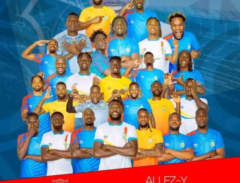 La photo d'Ensemble avec le nouveau maillot Floquet « Umbro »