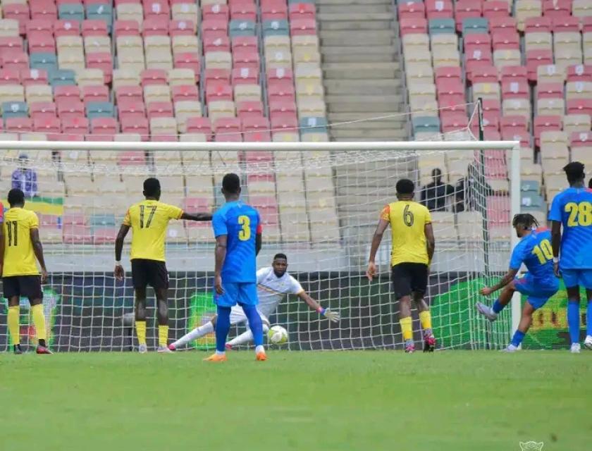 Stade Japoma, Theo bongonda En train de tirer le penalty qui avait amené l'unique but de la rencontre entre la RDC et l'Ouganda (match amical), le 14 juin à Douala au Cameroun, Ph. FECOFA 