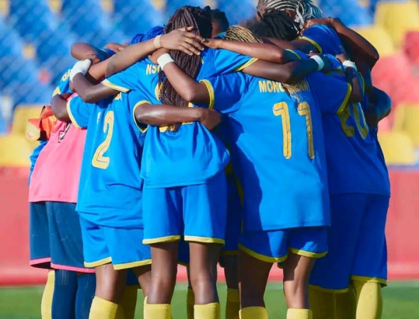 Stade Kibasa Maliba de Lubumbashi, les joueuses du FCF Lupopo au rang central avant le coup d'envoi du match les opposants avec l'équipe de Bana Fjkk de Likasi, 16 Juin 2023.