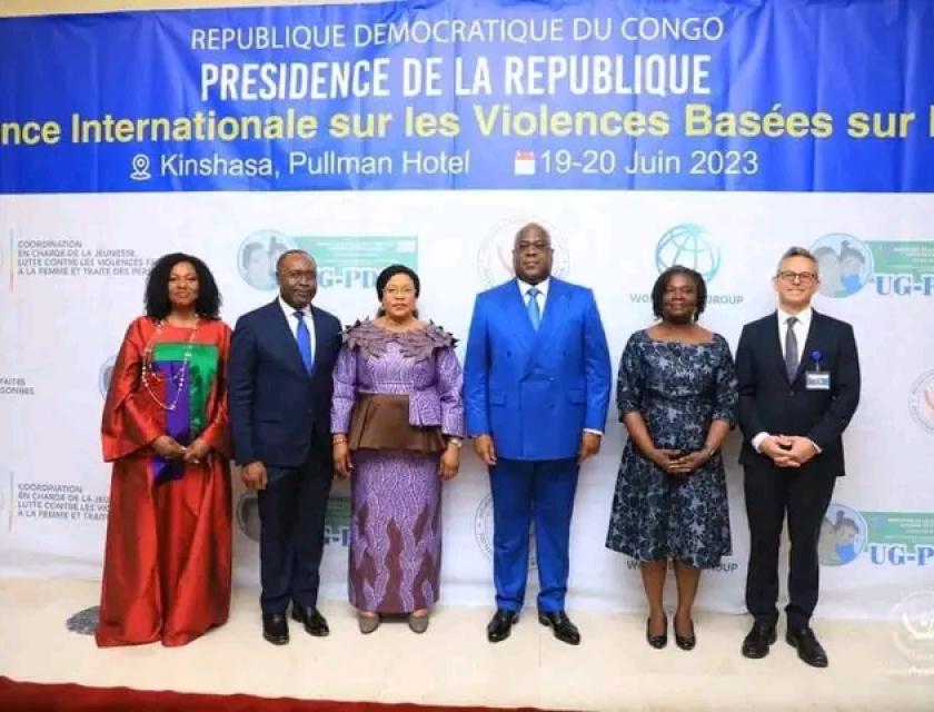 Félix Antoine Tshisekedi avec Mireille Masangu ainsi que les autres participants lors de la conférence internationale sur les violences basées sur le genre à Kinshasa 