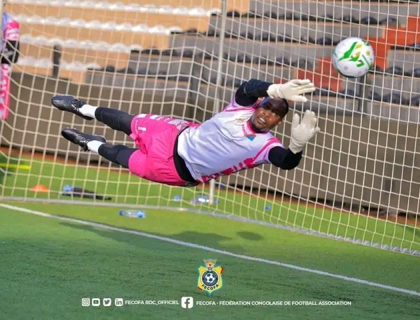 Lionel Mpasi, gardien de l'équipe nationale Congolaise en pleine préparation au stade TP Mazembe de Lubumbashi dans le Haut-Katanga. Lionel Mpasi, gardien de l'équipe nationale Congolaise en pleine préparation au stade TP Mazembe de Lubumbashi dans le Haut-Katanga. 