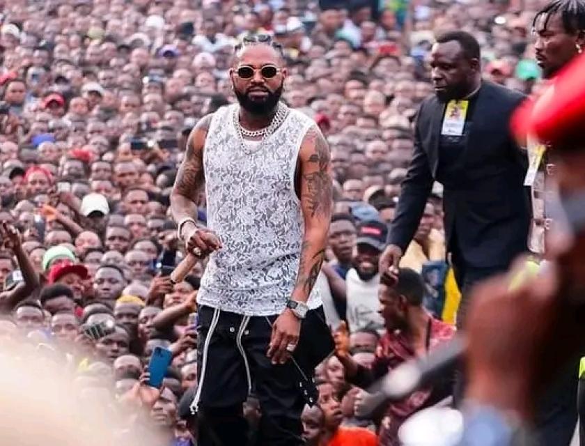 Ferre Gola lors de son concert au stade de Martyrs le 24 juin / photo Facebook 