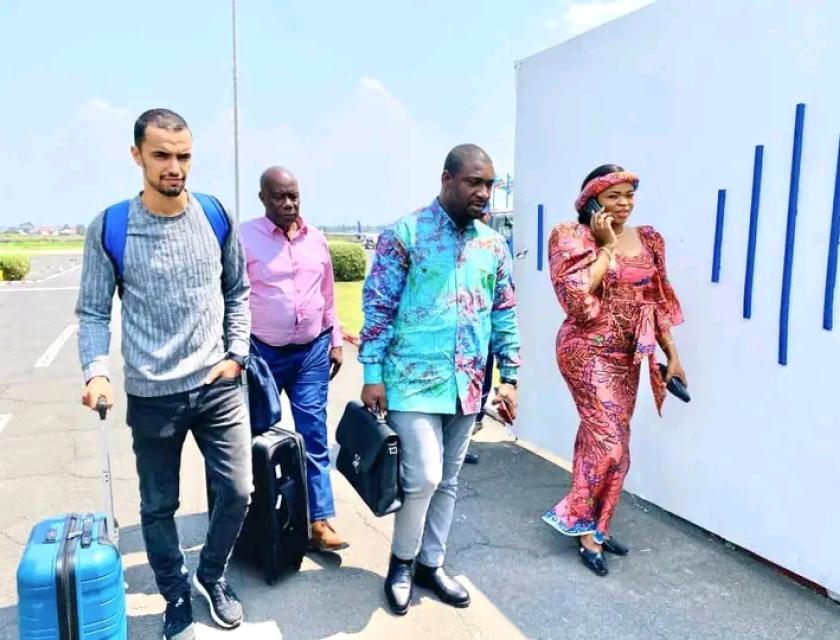 Le nouveau préparateur physique Guesmi Mohamed Akrem de DC Virunga accueilli par Patrick Munyomo et les autres membre du comité du club 