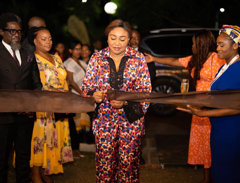 Denise Nyakeru Tshisekedi coupant le ruban à l'académie de beaux arts pour inaugurer le village de l'OPDAD 2023