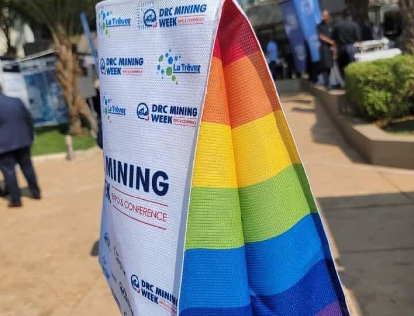 Sac au flocage arc-en-ciel, distribué lors de la 18è édition de la "DRC Mining Week" à Lubumbashi 
