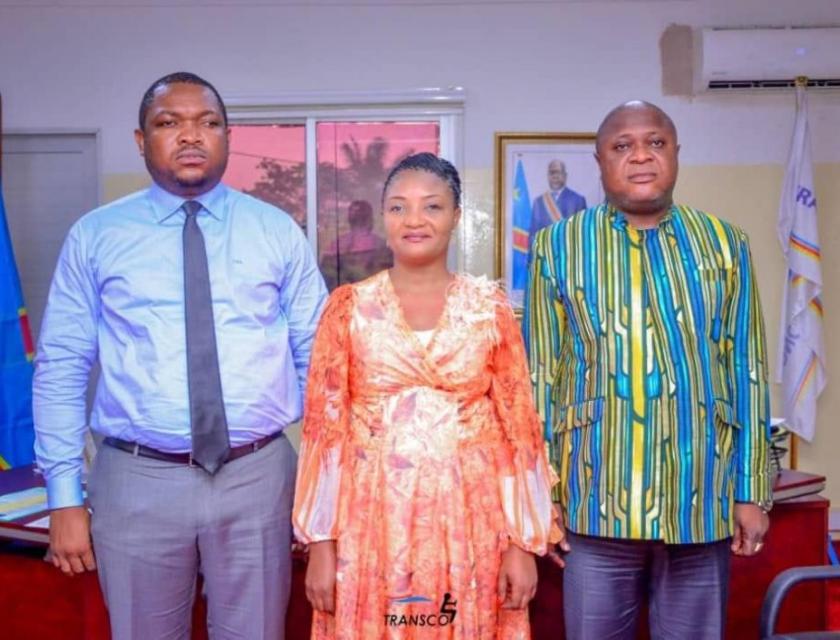 La ministre provinciale des Transports et des hydrocarbures du Kasaï, Marie Louise Kinda (au centre) 