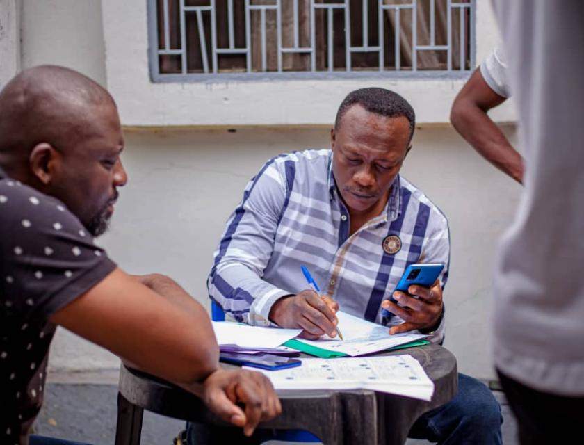 Proccesus d'enregistrement des athlètes avant la pesée, le vice-président de la Ligue Provinciale de Jiu-jitsu brésilien de Kinshasa, Teddy Tshibanda (à gauche) et le Président des arbitres de la Fédération, Jean Louis (au milieu), Ph. Com. Org. 29 juin 2023
