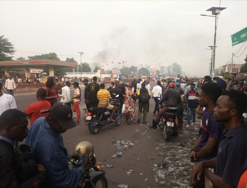 Difficulté de transport observée au quartier 1 dans la commune de N'djili, sur le boulevard Lumumba. 