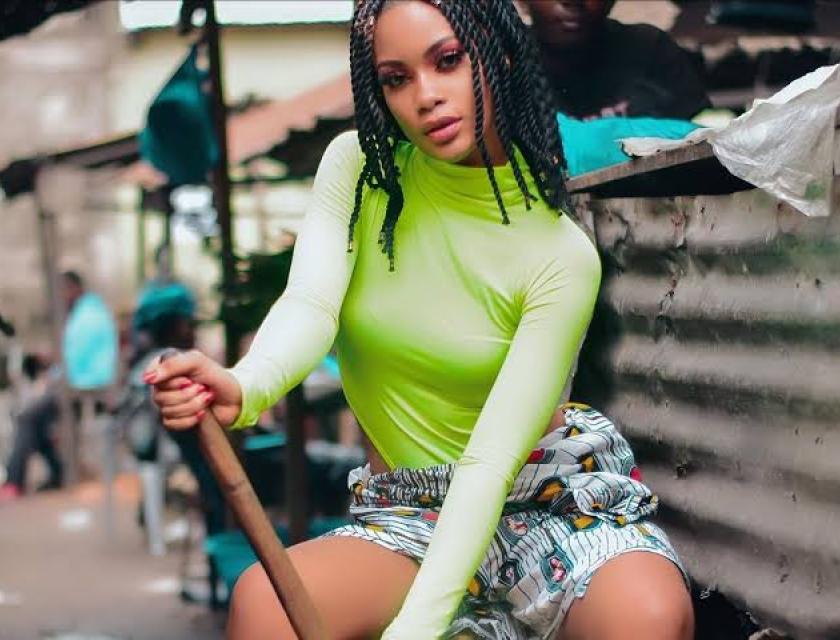L'artiste musicienne rebo tschulo dans son clip "biloko" 