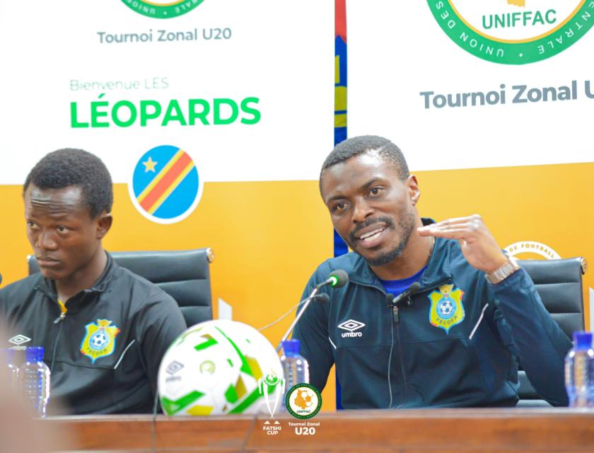L'attaquant de leopardeaux, Oscar Kabwit ( à gauche), lors de conférence de presse d'avant match, le 30 juin 2023