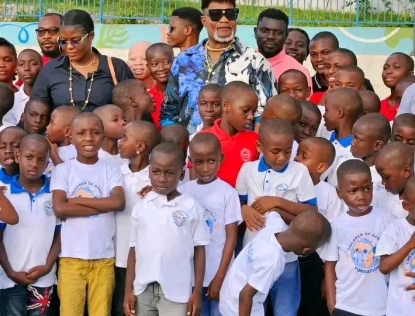 Koffi Olomide et Cindy Le Cœur apportent soutien aux enfants à Abidjan