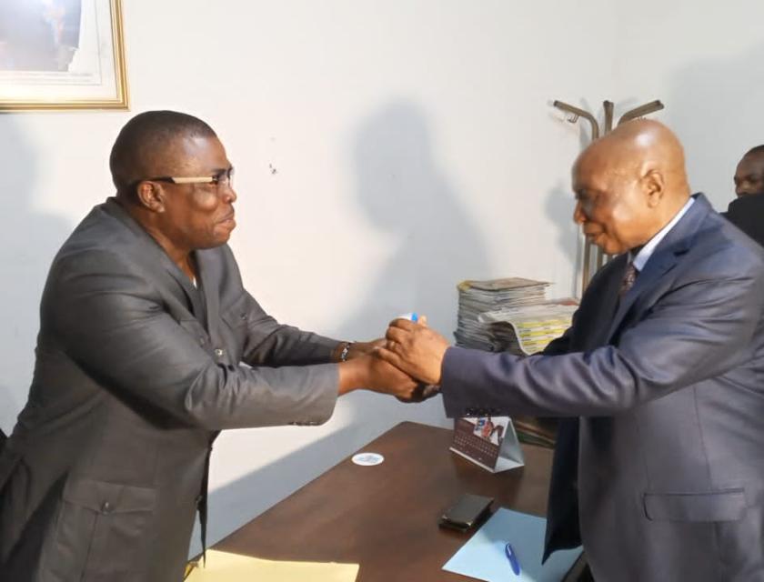 Remise et reprise entre le président entrant et sortant de l'UNPC à Kinshasa. 