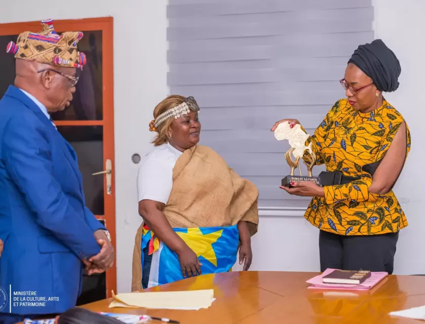 Ministre de Culture, Arts et Patrimoine, Yolande  Elebe Ma Ndembo avec le Coordonnateur du Festival International de Gungu, Célestin Mushigo Fasi 