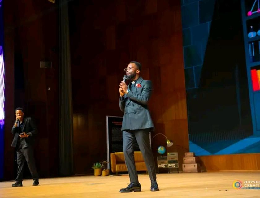 Herman Amisi lors de son spectacle au centre financier de Kinshasa 