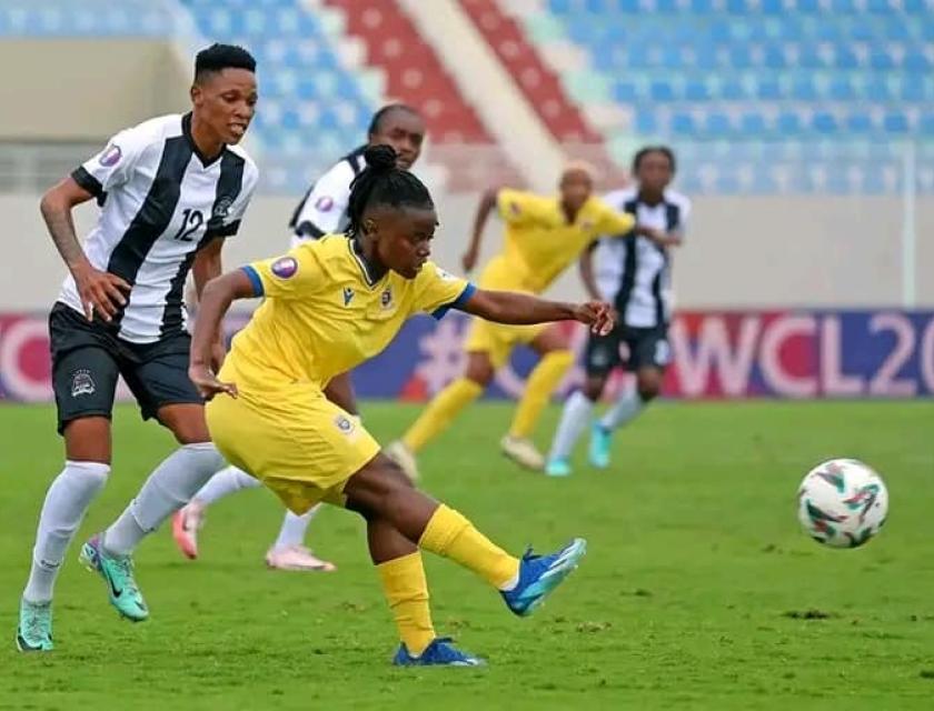 Deux joueuses en duel lors du match entre le TP Mazembe et la formation sud-africaine 