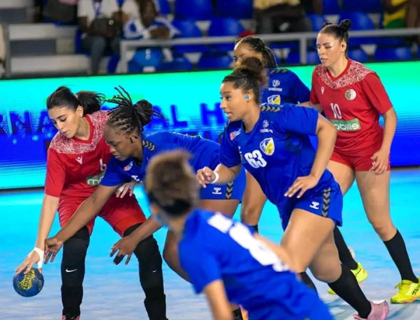 Les handballeuses congolaises se disputant le ballon avec les Algériennes