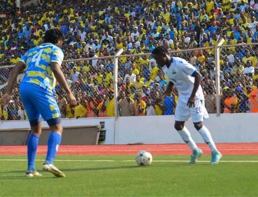 Kelvin Ugah en train de défendre au cours d'un match du championnat national, stade de la kenya 
