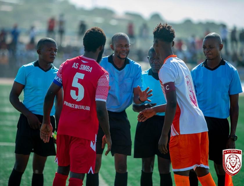 Deux capitaines, respectivement de Simba et de Malole en train de se serrer la main en compagnie des officiels de la rencontre, Mardi 10 décembre, Stade Diur de Kolwezi.