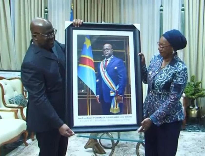 Félix Tshisekedi reçoit le nouveau portrait auprès de la ministre de la culture Yolande Élebe