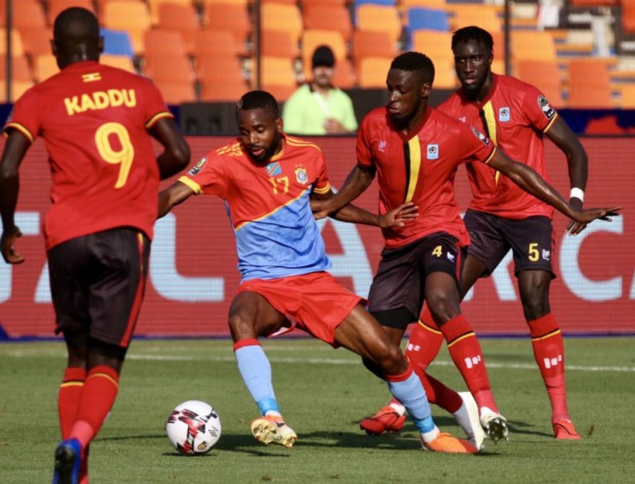 Bakambu aux prises avec les joueurs ougandais à la CAN 2019. Photo France 24