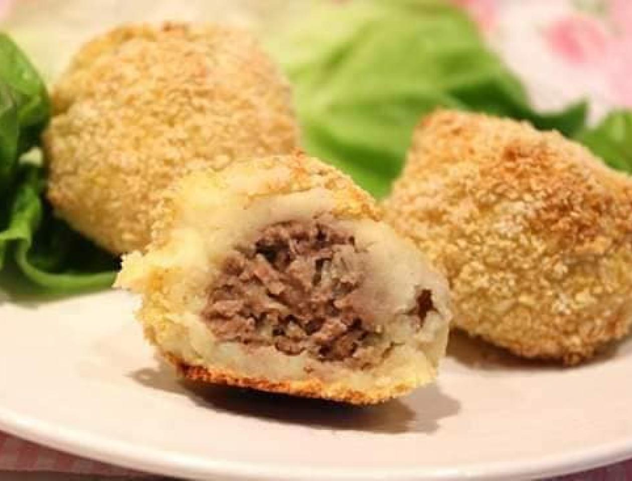 Plat de boulette de pomme de terre à la viande servi