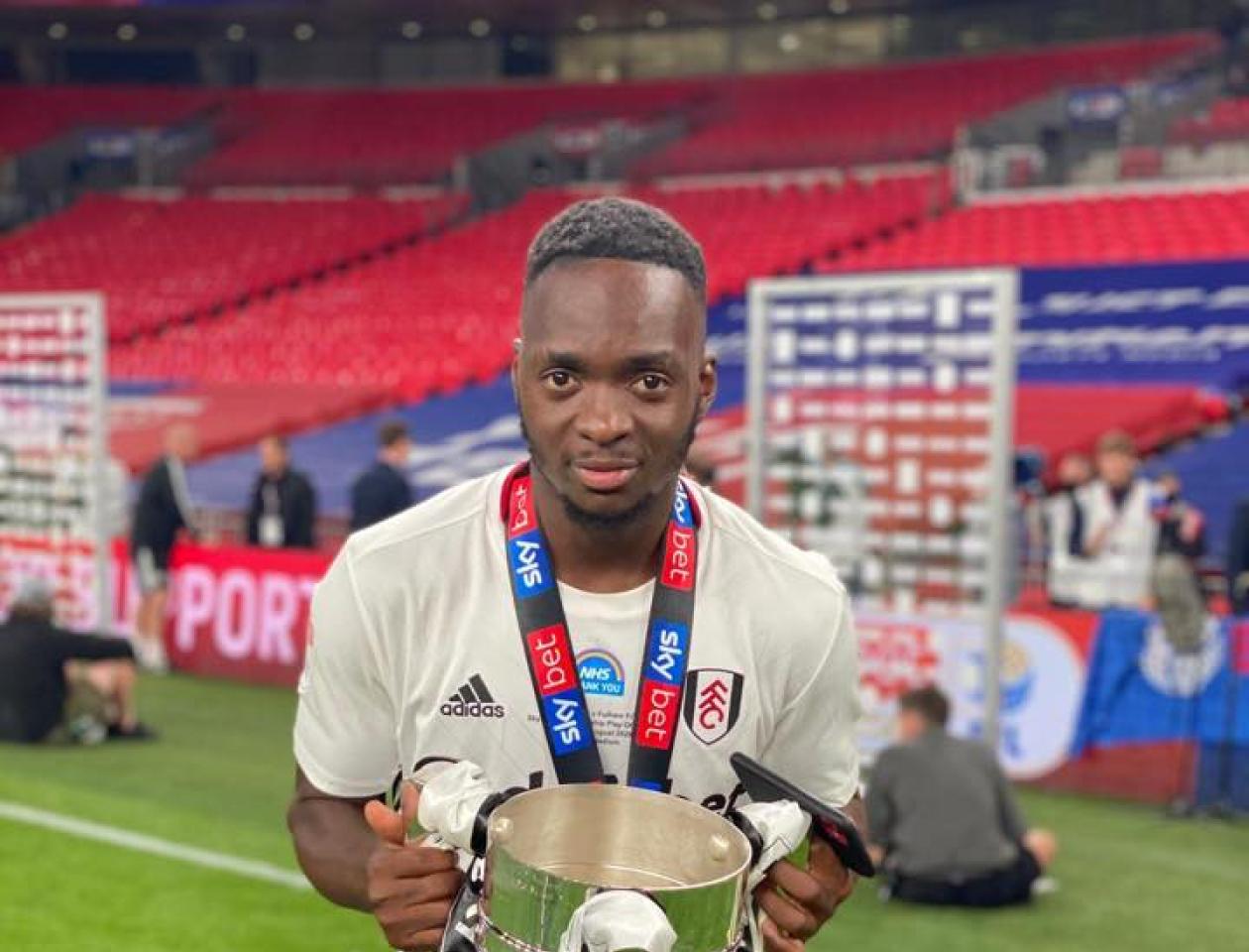 Kebano exhibant la coupe