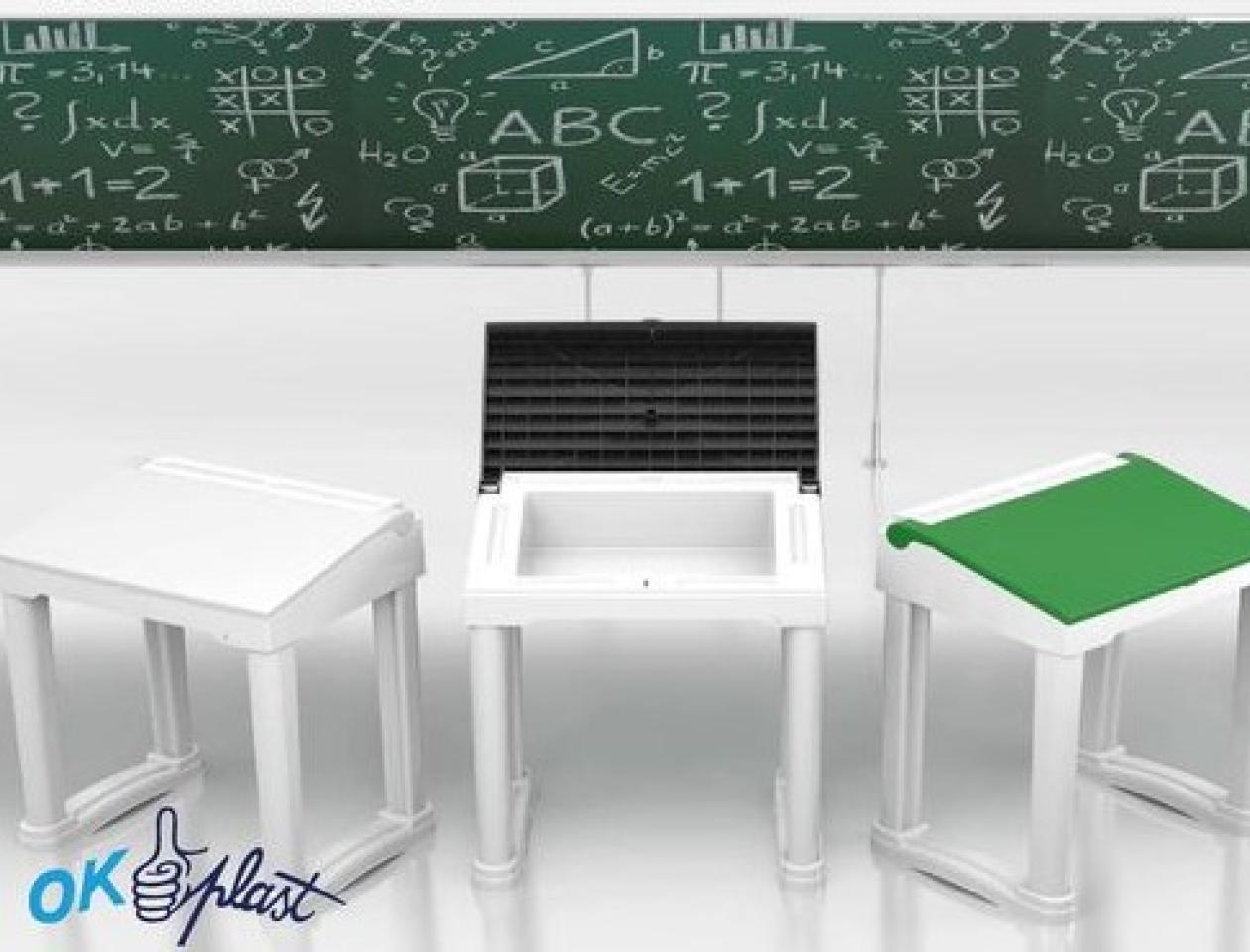 Les tables en plastique placées devant un tableau noir 