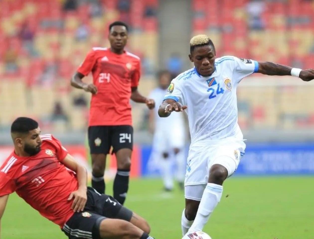 Duel entre le milieu offensif congolais, Ebengo Ikoko et le défenseur libyen Abdulgader au Chan 2020, le 21.01.2021. Photo Cafonline