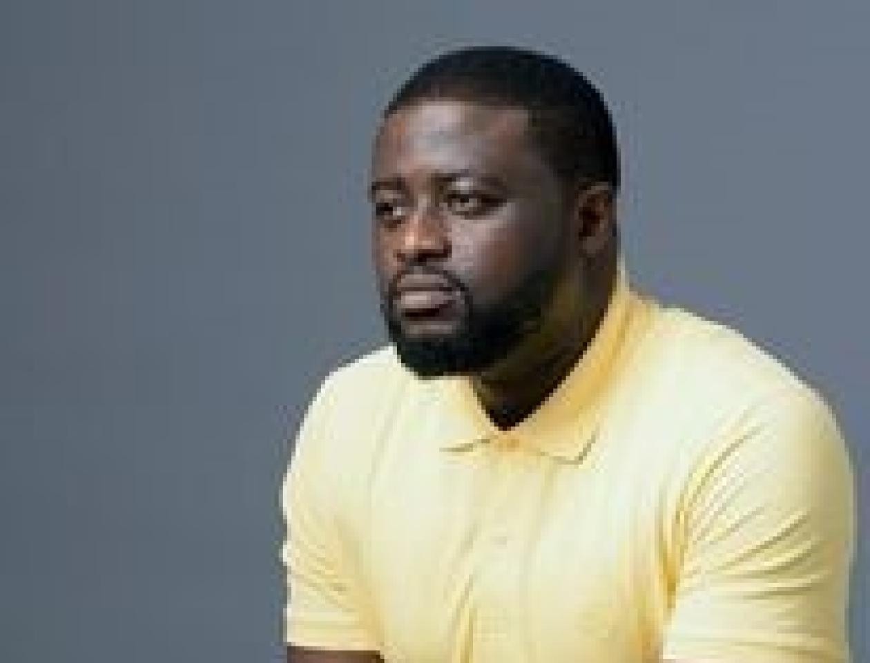 Fiston Mbuyi en Lacoste jaune