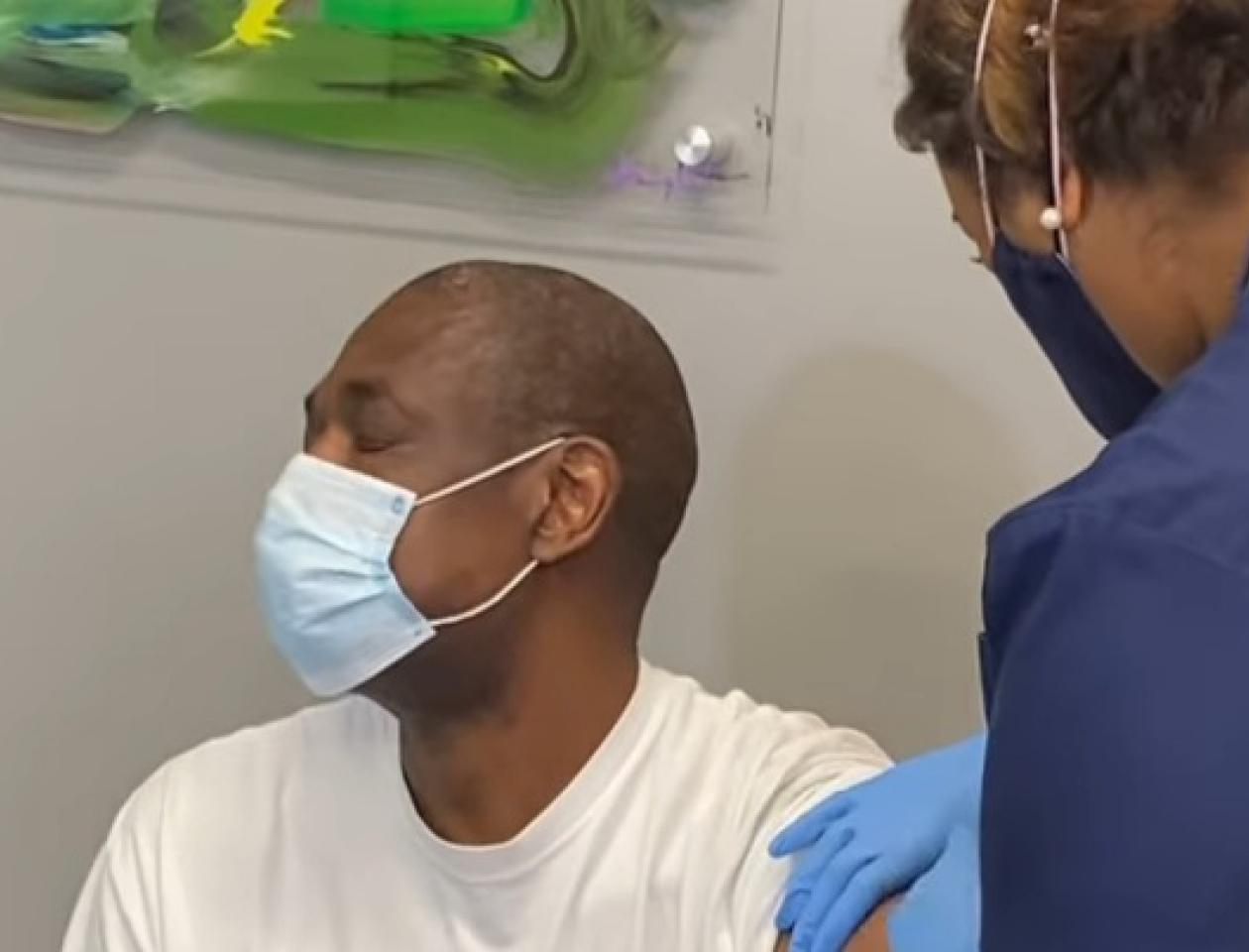 Mutombo Dikembe lors de la séance de vaccination contre le Covid-19.