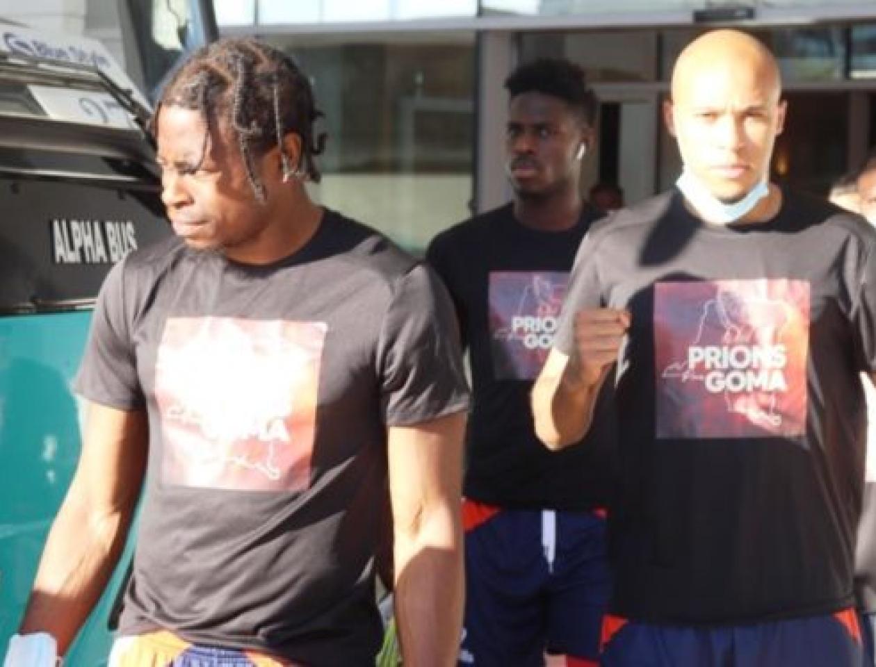 Les joueurs des Léopards de la RDC ont porté des t-shirts noirs en signe de solidarité aux victimes de l'éruption volcanique de Goma.