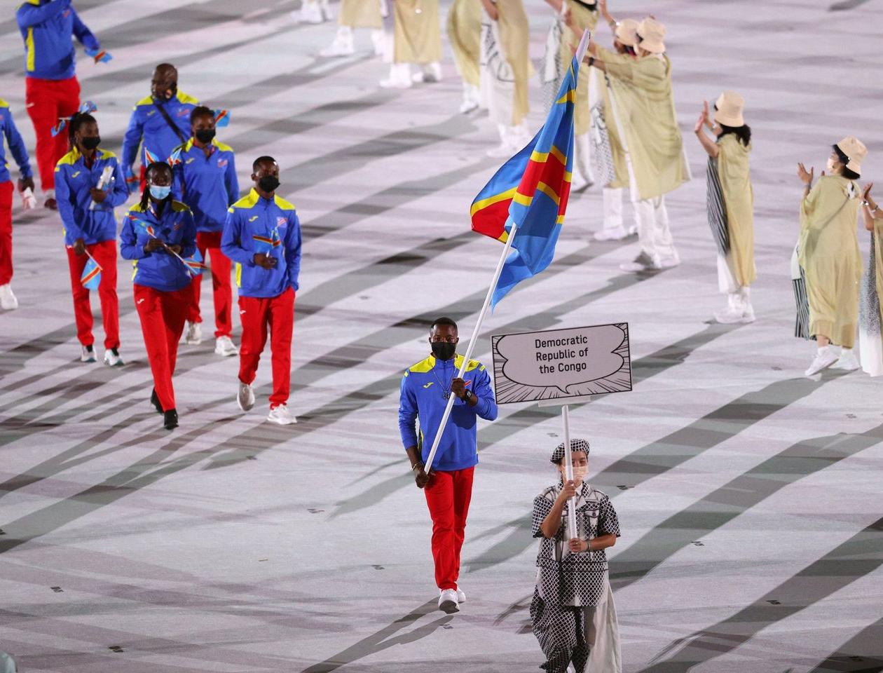  Le boxeur congolais David Tshama est le porte-drapeau de la RDC.