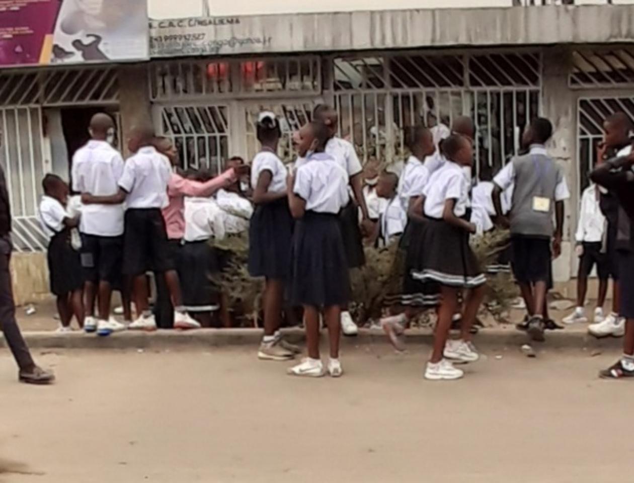 Les élèves en dehors 