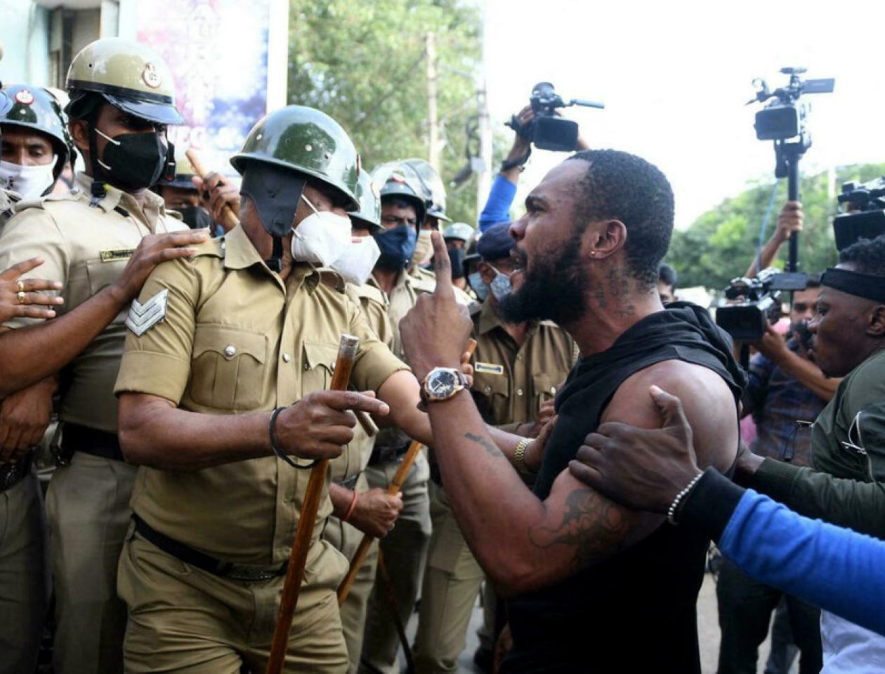 Les ressortissants de pays africains lors d'une bagarre avec la police à Bangalore, dans le sud de l'Inde, après la mort d'un étudiant congolais en détention.