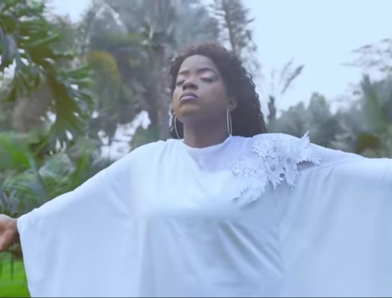     Dieu est élevé : le nouveau chant d’adoration de Ruth Kabod