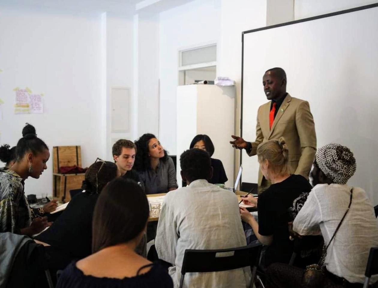 Simon Malueki Matuasilua, chef des travaux à l’Université Simon Kimbangu et secrétaire général du centre de l'écriture Mandombe 